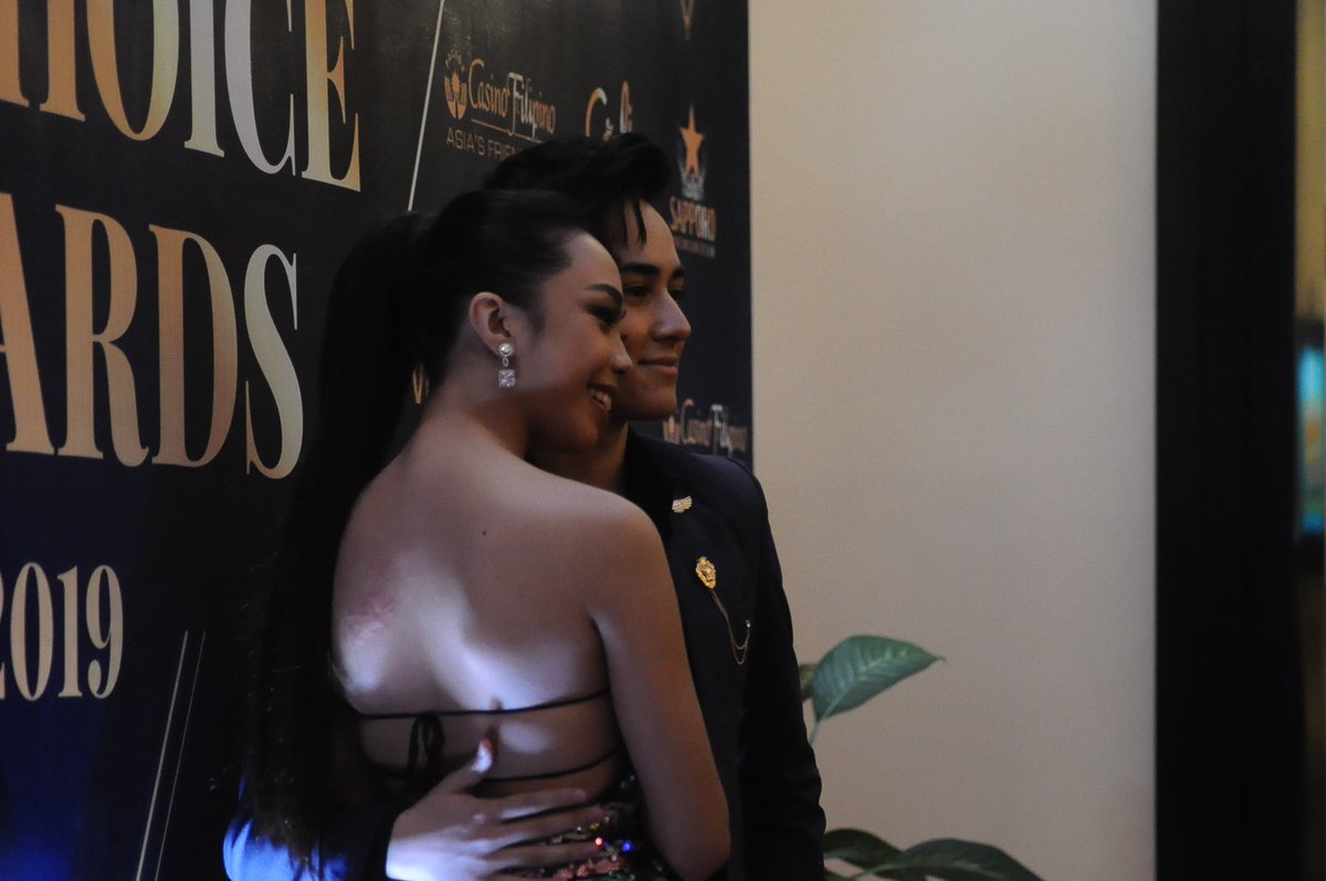 smithchasers's tweet photo. huy . aminin nyo ? namiss nyo makita ang kamay ni edward nakapulupot sa bewang ni maymay? 
hahahha .

isang libo libong kilig ang dulot nyan sa atin hahaha.

awe  kamiss uy..

#RAWRAwards2021 | #RAWRMayWard 
#MayWard 
@maymayentrata07
@Barber_Edward_ https://t.co/87DeehSDx1