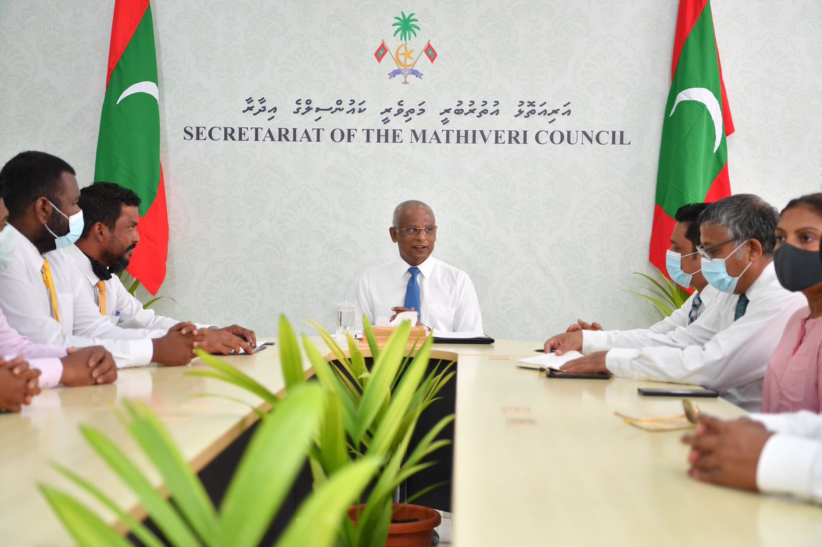 Javiyani_MV's tweet photo. ރައީސް އއ. އަތޮޅުގެ ބައެއް ރަށްތަކަށް:

އއ. މަތިވެރިއަށް ވަޑައިގެން އެ ރަށުގެ ކައުންސިލް މެމްބަރުންނާއި، އަންހެނުންގެ ތަރައްޤީއަށް މަސައްކަތްކުރާ ކޮމެޓީގެ މެމްބަރުންނާއި ބައްދަލުކުރެއްވުން

#JazeeraLIVE https://t.co/d9wna0p7mo