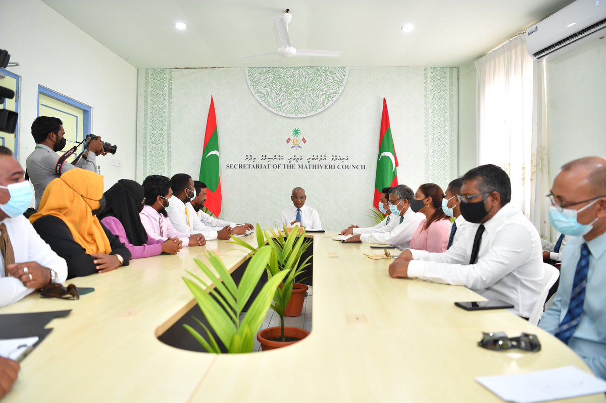 Javiyani_MV's tweet photo. ރައީސް އއ. އަތޮޅުގެ ބައެއް ރަށްތަކަށް:

އއ. މަތިވެރިއަށް ވަޑައިގެން އެ ރަށުގެ ކައުންސިލް މެމްބަރުންނާއި، އަންހެނުންގެ ތަރައްޤީއަށް މަސައްކަތްކުރާ ކޮމެޓީގެ މެމްބަރުންނާއި ބައްދަލުކުރެއްވުން

#JazeeraLIVE https://t.co/d9wna0p7mo