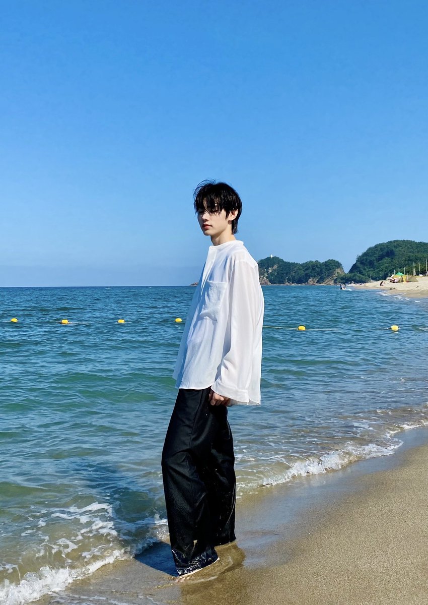 021208S2's tweet photo. 갓디세우스 🌊🤍 https://t.co/SqBT4w88sy