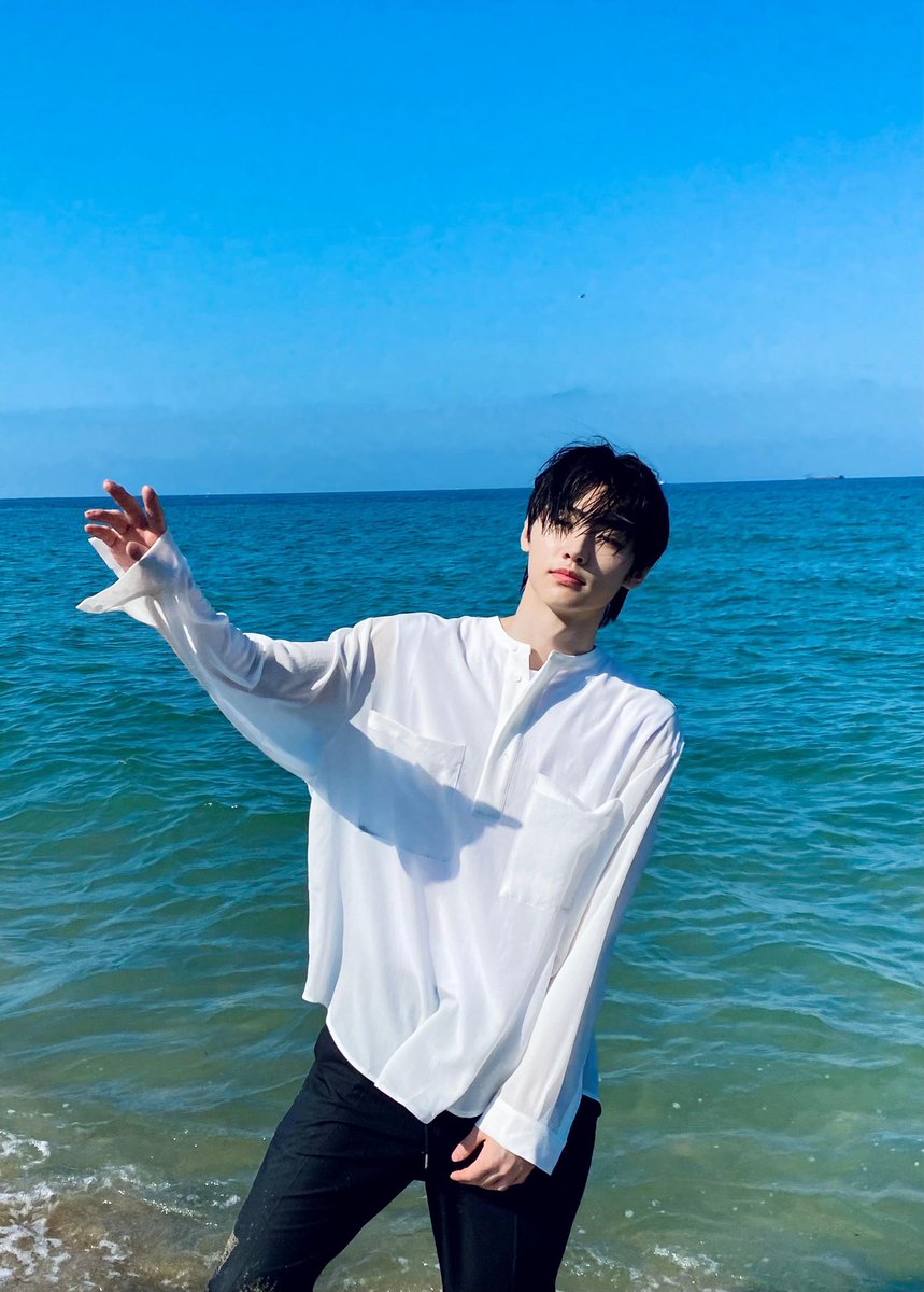 021208S2's tweet photo. 갓디세우스 🌊🤍 https://t.co/SqBT4w88sy