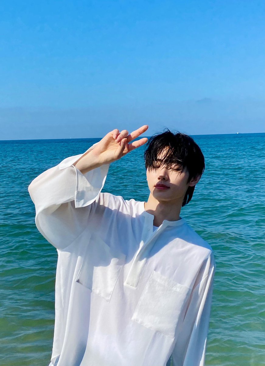 021208S2's tweet photo. 갓디세우스 🌊🤍 https://t.co/SqBT4w88sy