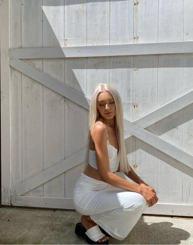 Therapyshoes's tweet photo. Paris Lochrin shown in our Naomi White sandal, who’s in love! 🤍 #therapyshoes #naomi #whiteshoes #influencerstyle #loobook #summervibe https://t.co/3uRWgRya0V