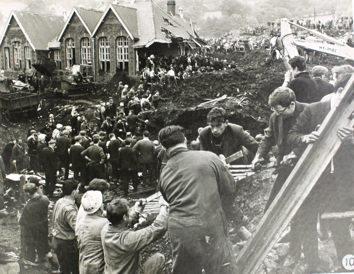 LlywodraethCym's tweet photo. Am 9:15am heddiw, bydd Cymru’n cynnal munud o ddistawrwydd i gofio’r rhai a gollasom yn nhrychineb Aberfan.

Mae 55 mlynedd wedi mynd heibio, ond wnawn ni byth anghofio. https://t.co/zzLwVCtVfF