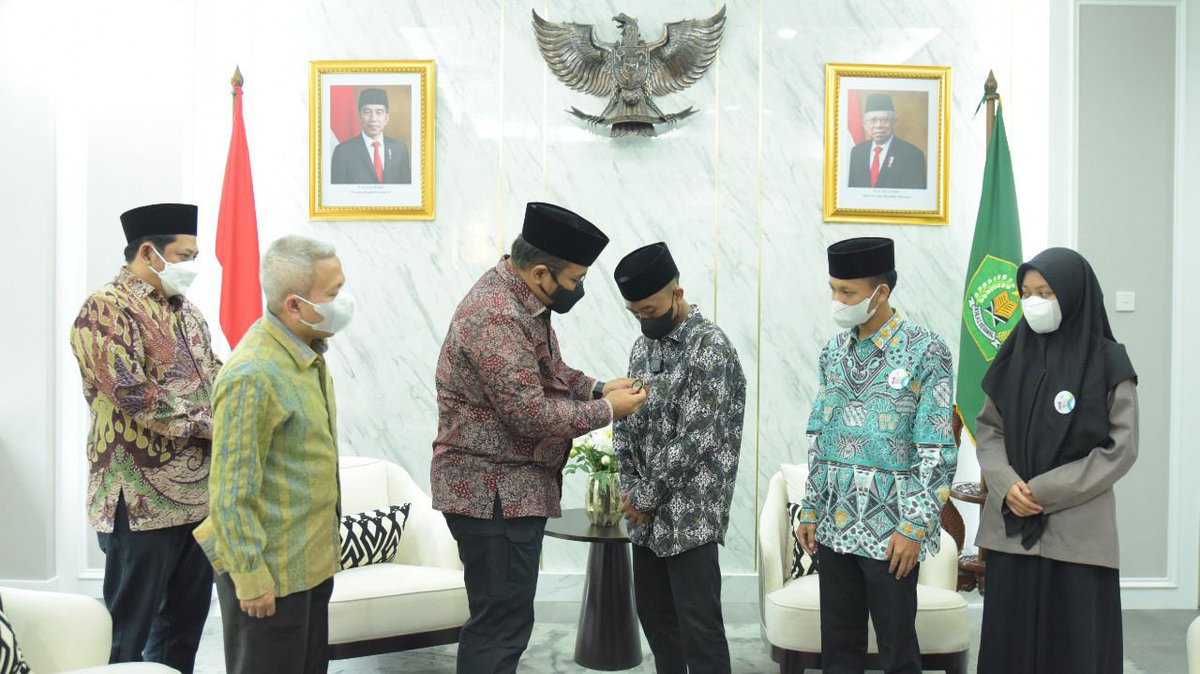 Husen_Jafar's tweet photo. Menjelang besok Hari Santri, Menteri Agama, Gus @YaqutCQoumas bikin hal menarik dgn memilih seorang santri berprestasi bernama Afi Ahmad Ridlo utk berpengalaman #SehariJadiMenteri. Buat para santri, kalau kalian ingin jadi menteri apa? https://t.co/VVpzjNo6At