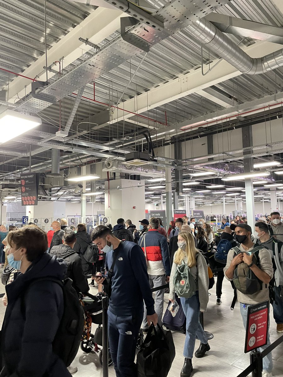 Zagtriing's tweet photo. Well done @LDNLutonAirport for the crappy service. No social distancing and half of the security belts unoperational. https://t.co/z9lpOkoVWv