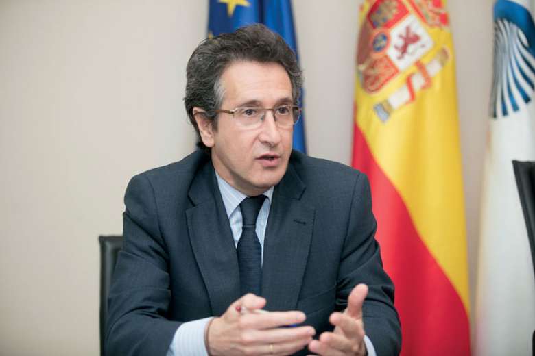 #EnDirecto 

José María Quijano (<a href="/jmquiries/">José María Quijano Riestra</a>) secretario general de la <a href="/CetmTransporte/">Confederación Española de Transporte de Mercancías</a> : "La carretera paga de sobra en concepto de impuestos para su mantenimiento. Por ejemplo paga 19.000 millones de euros al año en hidrocarburo"

intereconomia.com/directo