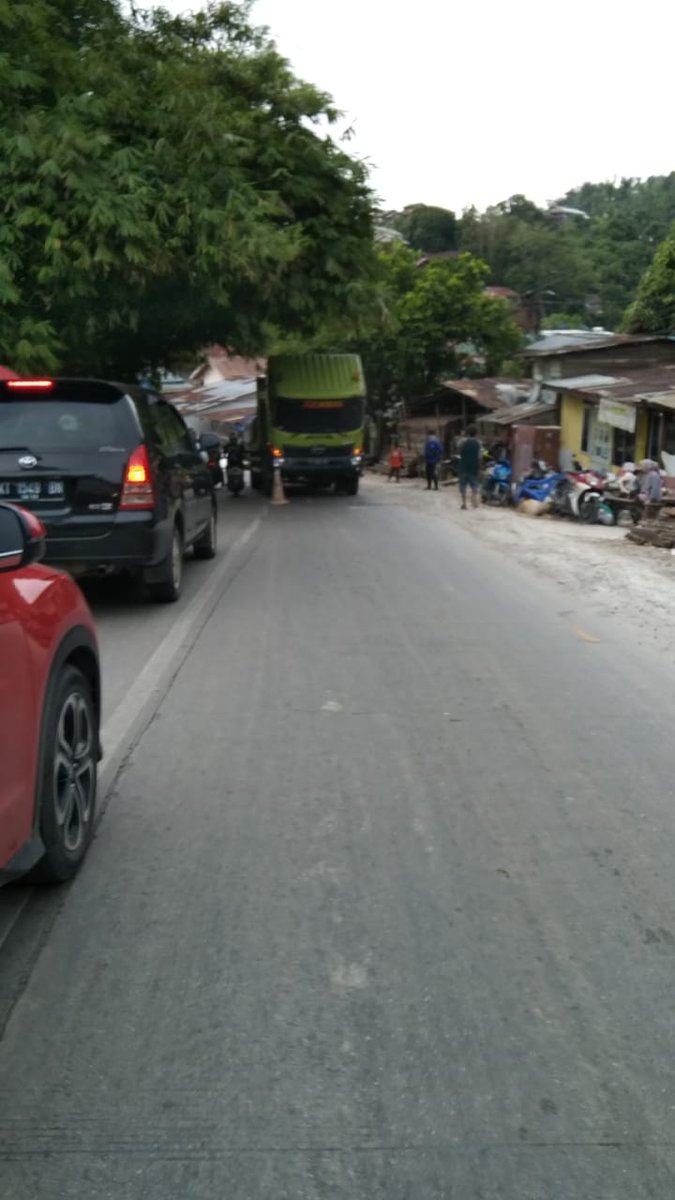 Truk mogok di Gungung Manggah,Sungai Dama.
