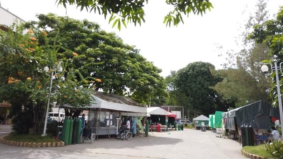MissKayeBrier's tweet photo. Look. COVID-19 patients are accommodated at the parking lot of Negros Oriental Provincial Hospital as the 2 NOPH isolation facility are now full. 📸Doc Mark Macias/Facebook. @inquirerdotnet @InqNational https://t.co/5d06iQbobC