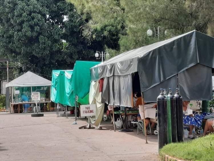 MissKayeBrier's tweet photo. Look. COVID-19 patients are accommodated at the parking lot of Negros Oriental Provincial Hospital as the 2 NOPH isolation facility are now full. 📸Doc Mark Macias/Facebook. @inquirerdotnet @InqNational https://t.co/5d06iQbobC