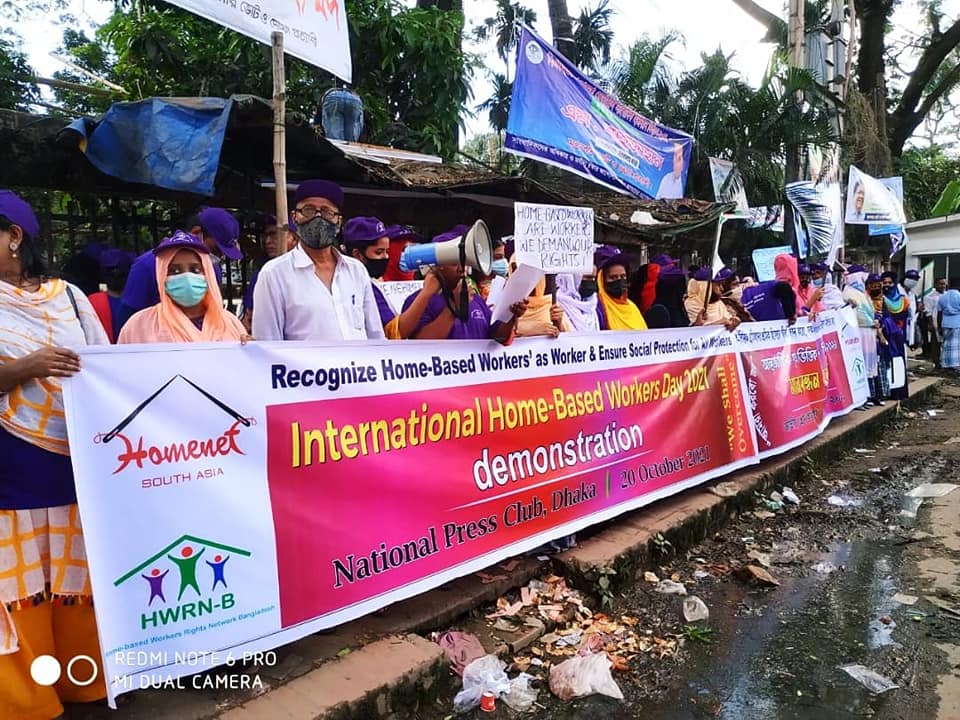 HomeNet_SAsia's tweet photo. A rally organised by Home-Based Workers Rights Network, #Bangladesh(HWRN-B) to mark #InternationalHBWs Day, saw the presence of over a hundred Home-Based Workers in #Dhaka yesterday!
#InternationalHBWday
#WeShallOvercome #HomeBasedWorkers #InformalWorkers #oct20hbw #SouthAsia https://t.co/GF53wWbRzP