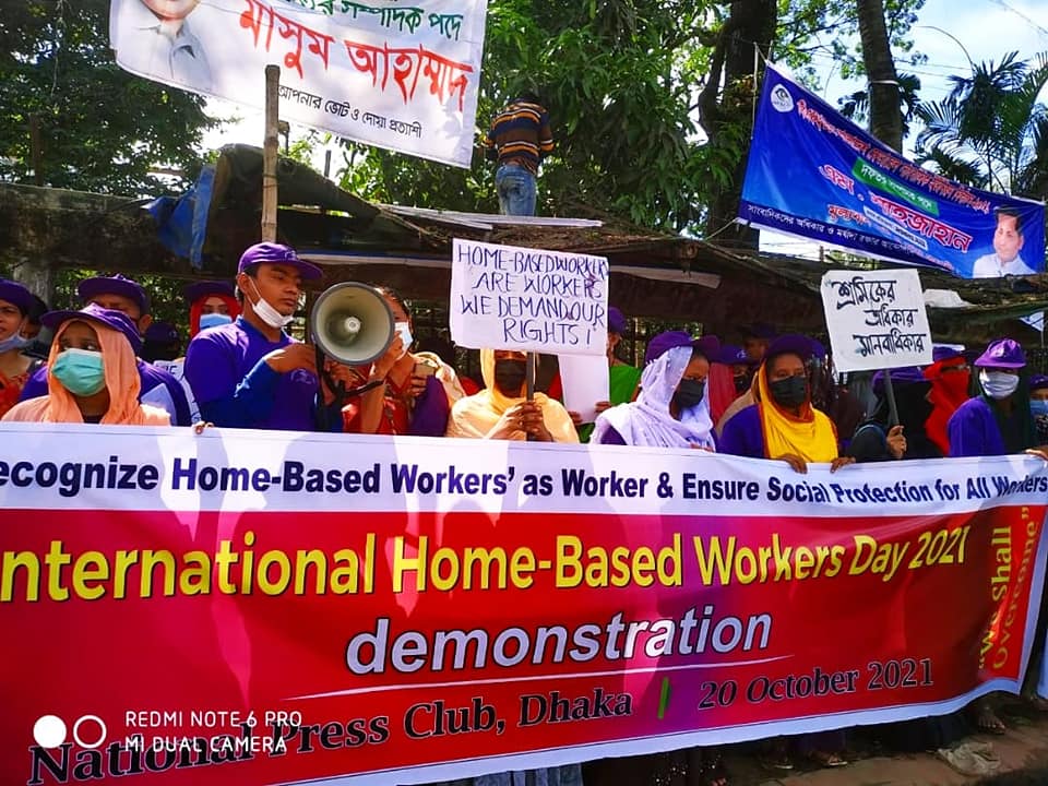 HomeNet_SAsia's tweet photo. A rally organised by Home-Based Workers Rights Network, #Bangladesh(HWRN-B) to mark #InternationalHBWs Day, saw the presence of over a hundred Home-Based Workers in #Dhaka yesterday!
#InternationalHBWday
#WeShallOvercome #HomeBasedWorkers #InformalWorkers #oct20hbw #SouthAsia https://t.co/GF53wWbRzP