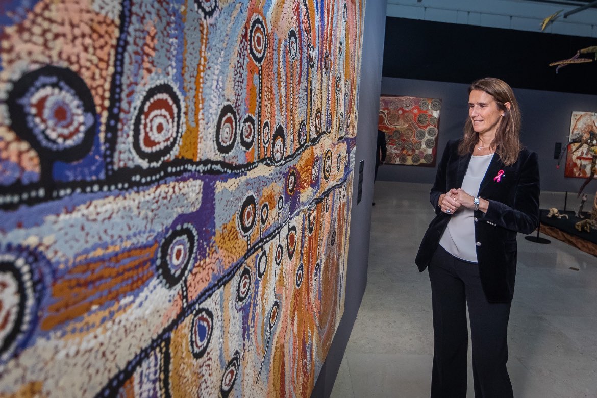 Sophie_Wilmes's tweet photo. Onderdompeling in de kunst en cultuur van de Aboriginals en hun dromerige universum, op uitnodiging vd Australische Ambassade in België @AustraliaEU 🇦🇺 Te bezichtigen in het Museum Kunst en Geschiedenis @ArtHistoryBRU. Nog een bewijs van het diverse culturele aanbod in #Brussel. https://t.co/ueuCB6fs3O