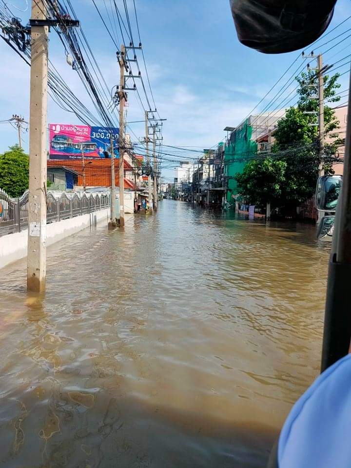 Uncle_Redeye's tweet photo. 8.50ถนนช้างเผือกยังท่วม ระดับน้ำลดลงเล็กน้อย https://t.co/iS47NrksH4