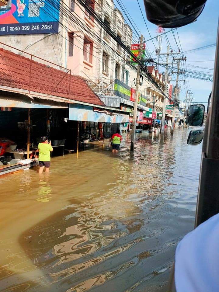 Uncle_Redeye's tweet photo. 8.50ถนนช้างเผือกยังท่วม ระดับน้ำลดลงเล็กน้อย https://t.co/iS47NrksH4