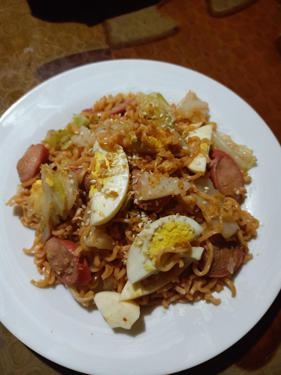 SuvaYen's tweet photo. My spicy pancit cantoon with eggs,cabbage and hotdogs✨😋
#BlessedAndGrateful🙏 https://t.co/pYdPbFbSFi