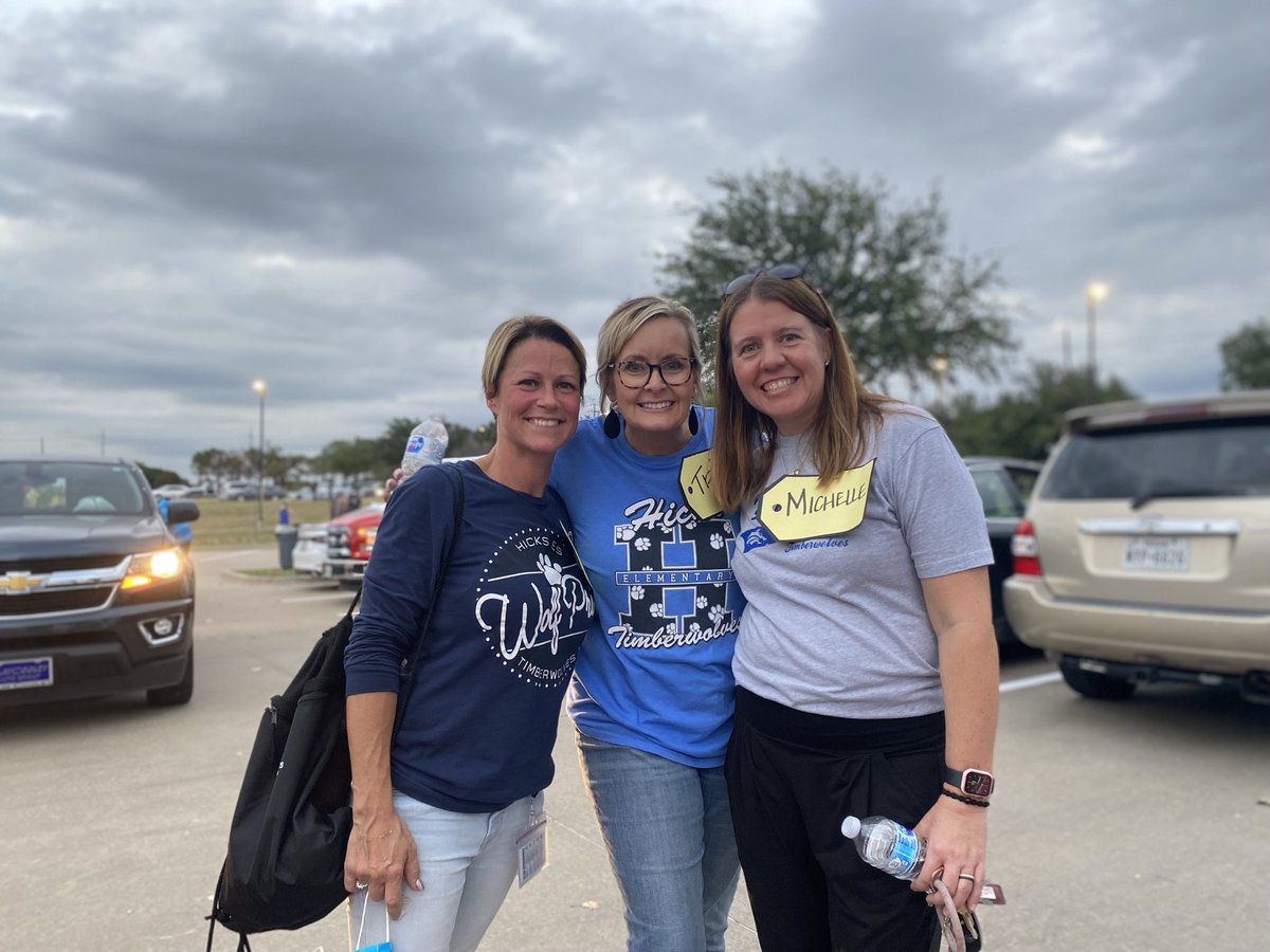 HicksElementary's tweet photo. The Hebron HOCO parade was awesome. Our Price is Right float created by Dana Giep was amazing! A fun night was had by all! #HicksES @LewisvilleISD @Hebron_HS https://t.co/8lqVTMjPax