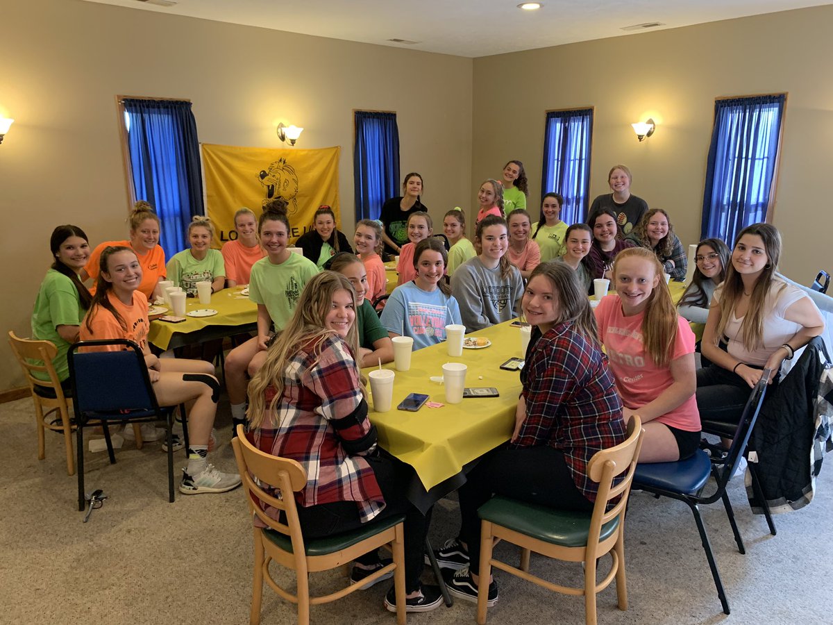 LoogooteeVball's tweet image. Thank you Larry &amp;amp; Linda Goldman for dinner at Biggins after practice tonight!! #RegionalWeek #LHSVB #TBH