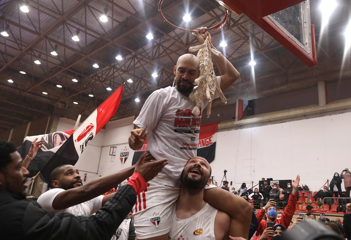 SaoPauloFC's tweet photo. 🏀 O Tricolor conquistou o Campeonato Paulista, título inédito após a retomada do projeto no esporte. Foi em casa, com emoção, com torcida. Juntos nós somos mais fortes! Esse título é nosso! 

#BasqueteTricolor
#VamosSãoPaulo 🇾🇪

📸 Rubens Chiri/Saopaulofc.net https://t.co/dP1eMX1EwZ