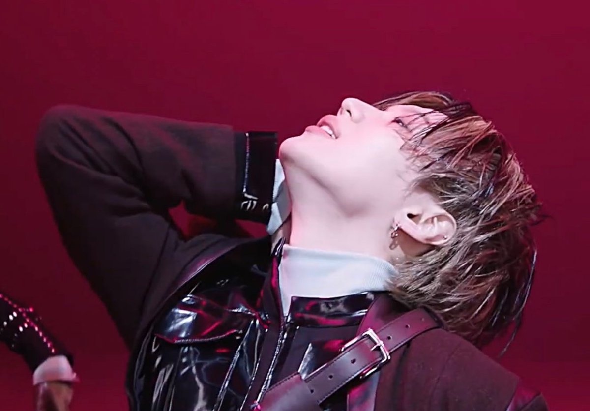 taemthinker's tweet photo. everytime taemin lift up his head, it's a sign of danger 

#TAEMIN #태민 #テミン https://t.co/8ecStUU2mu