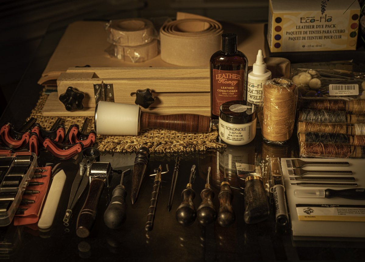 I received a package from JJ Industries today. The machined aluminum is incredibly well done. Now I can finally try my hand at leather work with some new tools.
store.jjindustries.co.uk