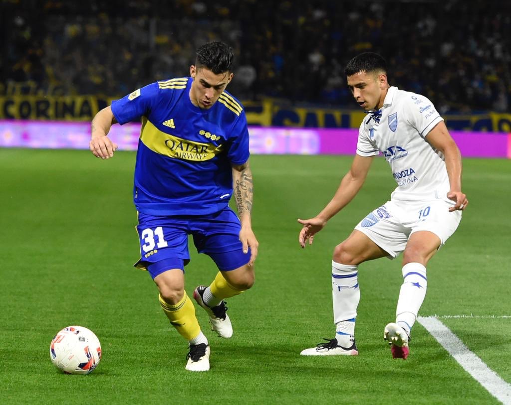xeneizedprimera's tweet photo. GANOOOOOO #BOCA! El xeneize en zona #Libertadores en 3era posición , 3er partido que el xeneize da vuelta un partido. 2 a 1 a Godoy Cruz con goles de #Fabra y nuevamente #Vazquez que le cortaron el invicto a los mendocinos y #BOCAVA.
🥇#Vazquez
🥈 #Fabra
🥉#Almendra
🏵 #Pavon https://t.co/wkg8Y2wTAb