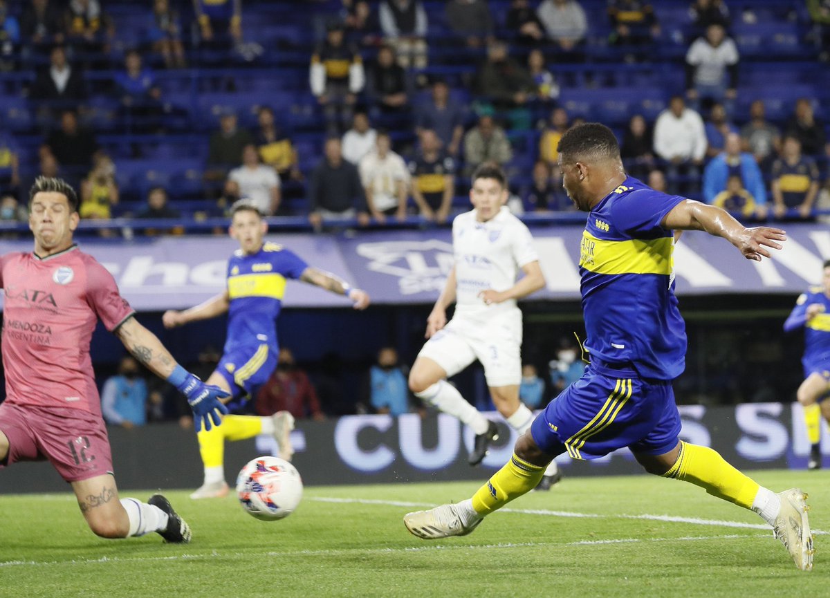 xeneizedprimera's tweet photo. GANOOOOOO #BOCA! El xeneize en zona #Libertadores en 3era posición , 3er partido que el xeneize da vuelta un partido. 2 a 1 a Godoy Cruz con goles de #Fabra y nuevamente #Vazquez que le cortaron el invicto a los mendocinos y #BOCAVA.
🥇#Vazquez
🥈 #Fabra
🥉#Almendra
🏵 #Pavon https://t.co/wkg8Y2wTAb