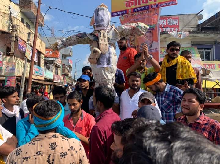 NJPUP81's tweet photo. आज प्रयागराज में सवर्ण आर्मी के कार्यकर्ताओं के द्वारा ब्राह्मणों ठाकुरों को गाली देने वाले अपना दल (एस) के सांसद पकौड़ी लाल का पुतला फूंका गया। @SawarnArmychief @mamaleshonline @Sawarnjunction @sawarnarmyup https://t.co/ug8XaZo2gR