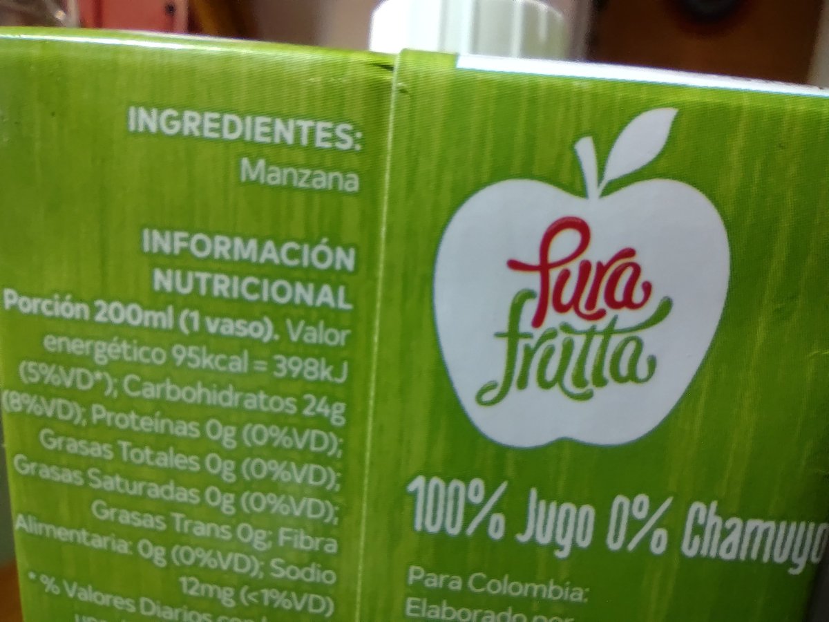 Una está hecha de manzana, la otra sabe a manzana pero manzana es lo único que no tiene entre sus ingredientes
<a href="/PuraFrutta/">Pura Frutta</a>
