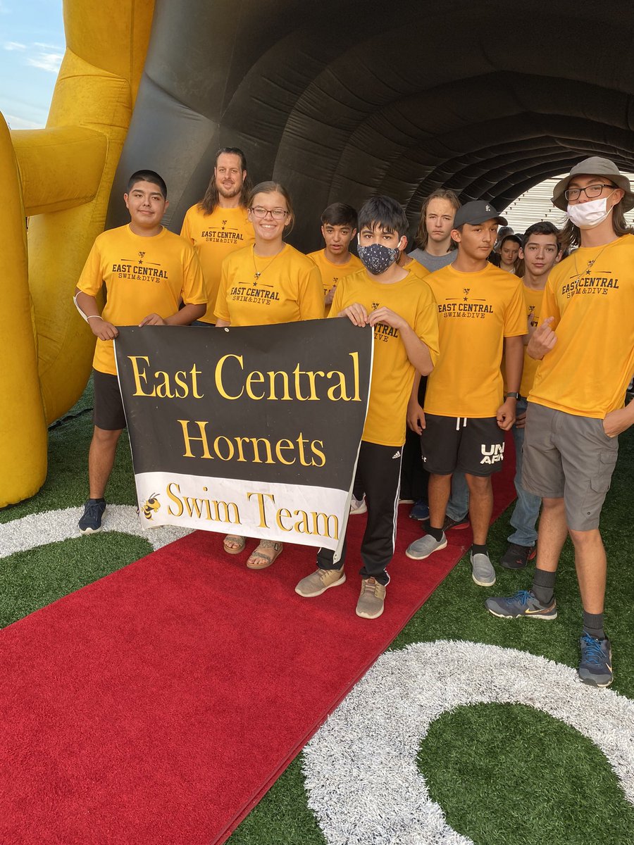 _ECAquatics's tweet photo. Happy Homecoming Pep Rally Hornets! #beatNB #stingem #leo #weareEC https://t.co/W1T2XuTuZC