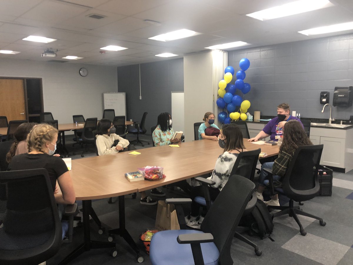 mbertolaD121's tweet photo. Thanks for organizing this book discussion with Warren Newport Public Library and our students, Mrs. Washington! 📚#WarrenReads #WeAreWarren #TheWarrenWay https://t.co/AtUcvZWALA