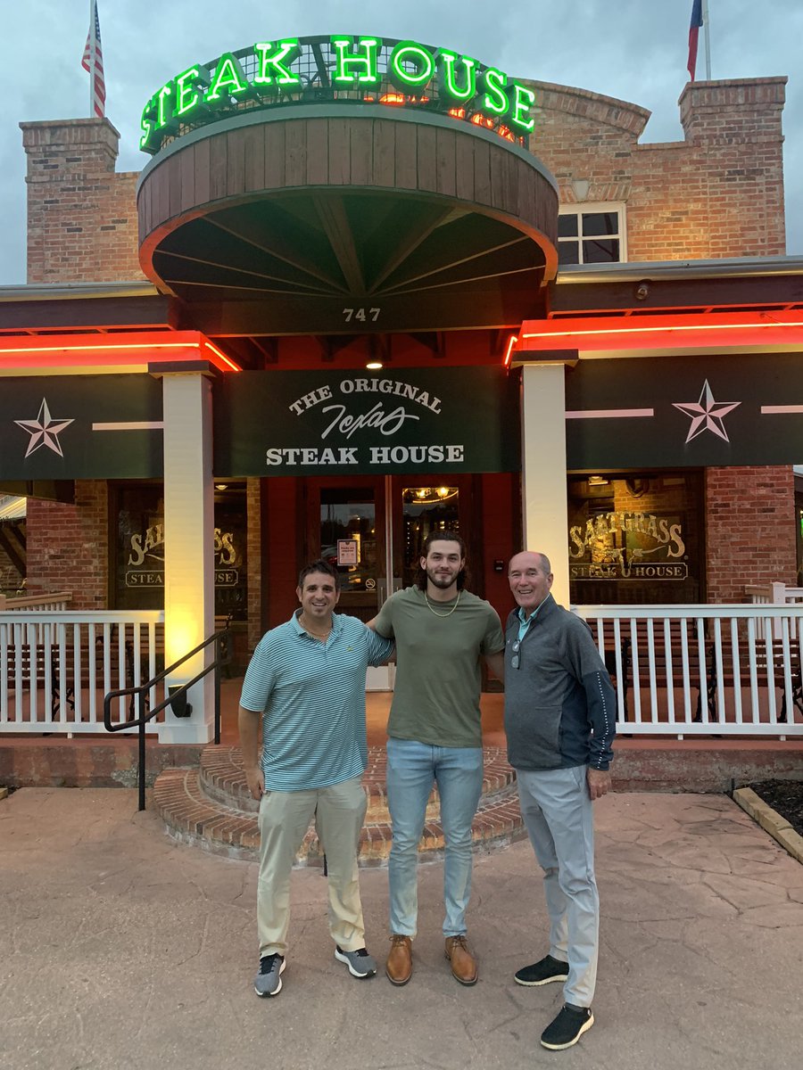 MSMsports's tweet photo. Had a fantastic night w/ @Mets client RHP  @levidaviddd ! Drafted in ‘21, after an outstanding 104K in 61 IP at @NSUDemonsBSB in the spring! Even more impressive ➡️ Levi GRADUATED with a 4.0 GPA in college! 🔥🔥🔥
#LGM
#msmfamily https://t.co/MsxyT5zdF5