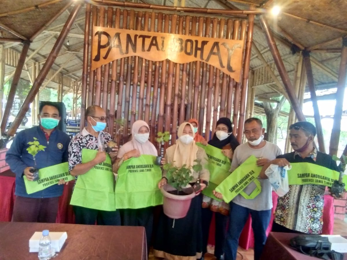 dlh_kabprob's tweet photo. Dalam rangka penguatan pelaksanaan Proklim di daerah dan sebagai persiapan pengusulan nominasi ProKlim Lestari, DLH Provinsi Jawa Timur mengadakan pembinaan ProKlim di Pantai Bohay Kecamatan Paiton pada Selasa (19/10/2021)... https://t.co/5qspmEUAuL
#ProKlim
#ProklimLestari https://t.co/7khIOSazbE