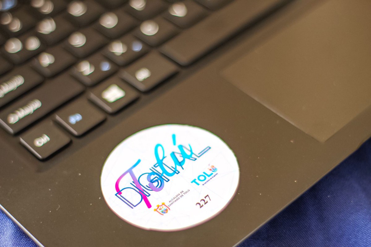 AlcaldiadeTolu's tweet photo. 💻💻Con la entrega histórica de 479 computadores portátiles a estudiantes de instituciones públicas, el alcalde Chadid consolida que la estrategia Tolú Digital avance a pasos agigantados.
Le apostamos a la educación de nuestro niños y jóvenes apalancada en el uso de TIC. https://t.co/oN45OgbKVm