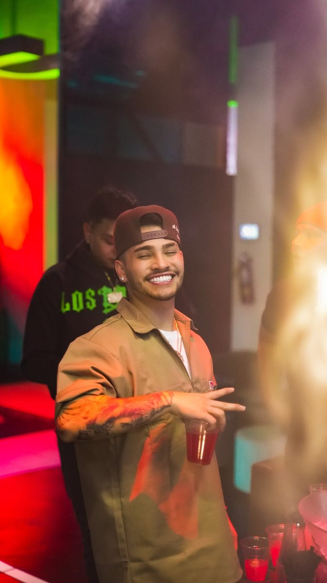 5’4 on a good day. tweet media