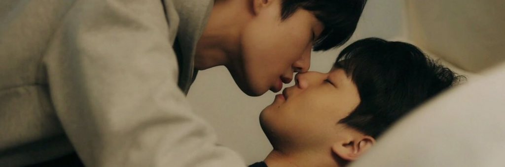 blisanewblack's tweet photo. found this pic in my gallery and zoned out for a moment just bc of the way their noses are touching here. https://t.co/nUNtff9Sbg