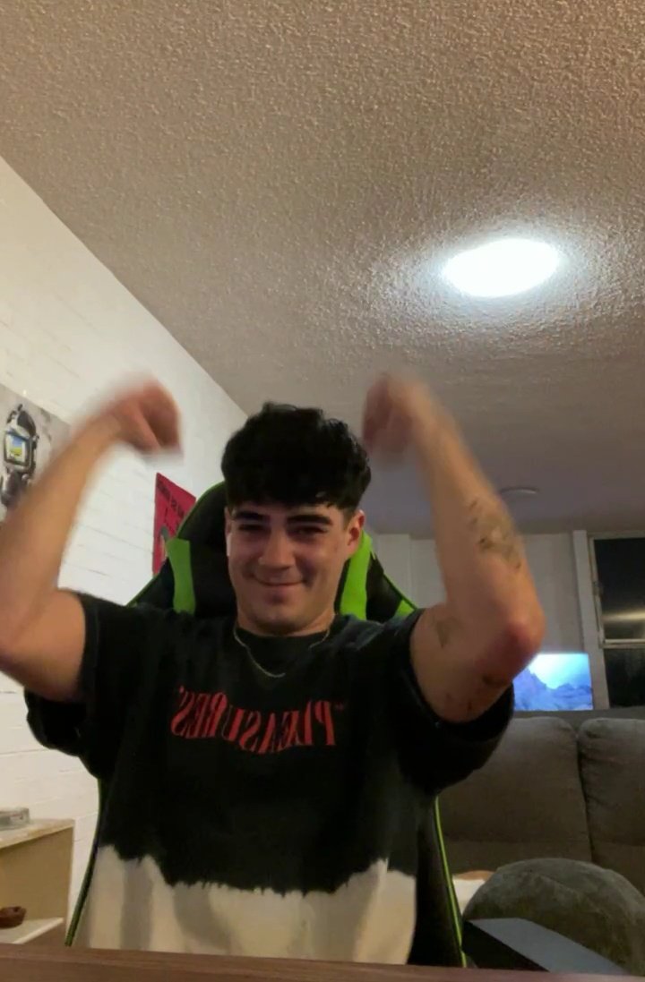 KarolRi2's tweet photo. AHHH, AHORITA A LAS 12 HAY NUEVA CANCIÓN DE JOS, EN NOVIEMBRE HAY EP Y EL PRÓXIMO AÑO COMIENZA LA GIRAAA ,TE VIENES CON TODO @JosDice Y YO YA ESTOY LISTA PARA LA GIRA ❤🥺 https://t.co/XceoeNXn1D