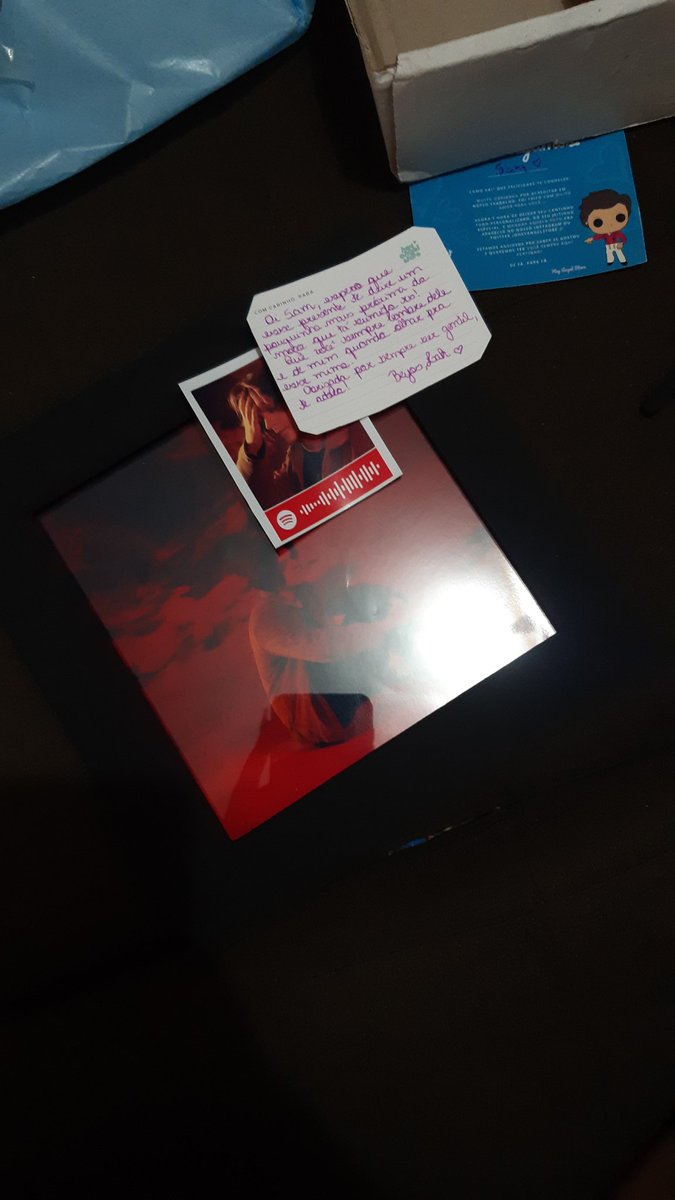 gente 😭 ganhei esse quadrinho da <a href="/laharaaujo/">Lah! 🍋</a> e nunca mostrei aqui pra vcs MAS OLHA Q COISA MAIS LIMDA!!! a <a href="/qualquernanda/">nanda</a> ajudou a escolher tb 😭❤️ fofas demais, agr ele tá aqui na minha parede mas logo logo acho um lugar melhor. Amo tanto o carinho que essas meninas tem ❤️❤️❤️