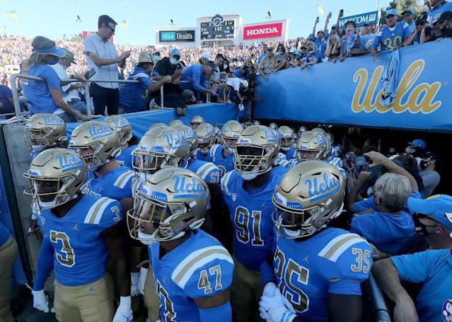 BeachsideBruins's tweet photo. We 💙💛 @UCLAFootball! 🐻🏈
What are your favorite Bruin memories from the gridiron? 

#AlumniDen #GoBruins https://t.co/qcbUB4Ir88