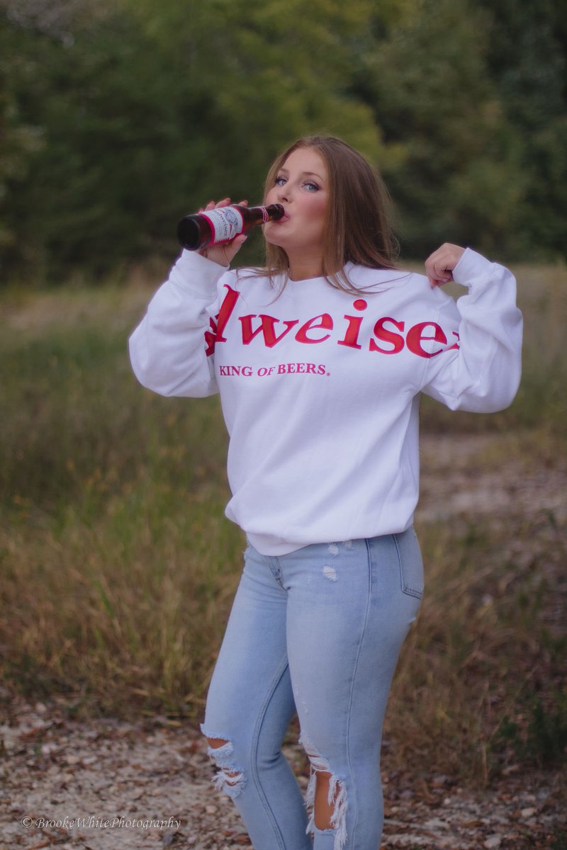 ChelseyMayer's tweet photo. @budweiserusa has been here through it all, from celebrations to my toughest days on the ambulance…so it was only right that I included my sidekick in my 30th birthday photo shoot. Cheers to you🍻#KingofBudContest 
#paramedicstrong https://t.co/sui6yLAvh2