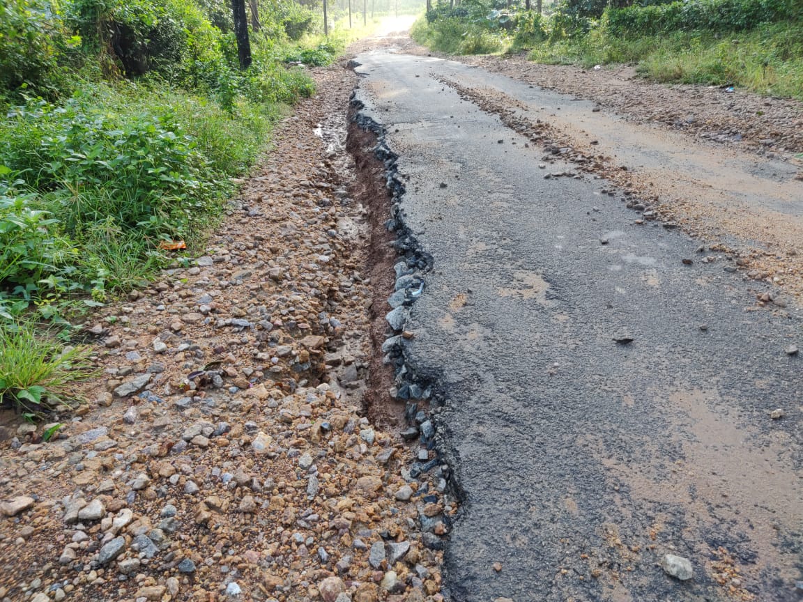 This is the Ponnampet- Balele road in Kodagu. The pathetic quality of the road poses a serious threat to safety. The officials don't seem to care. 
#Coorg #Karnataka 
<a href="/KodaguConnect/">Kodagu Connect</a> <a href="/mepratap/">Prathap Simha</a>
@KodaguZilla @DCKodagu <a href="/prajna_gr/">Prajna G R</a> <a href="/DeccanHerald/">Deccan Herald</a> <a href="/brijeshkalappa/">Brijesh Kalappa</a> <a href="/ASPonnanna/">A S Ponnanna</a> <a href="/dpkBopanna/">Deepak Bopanna</a>