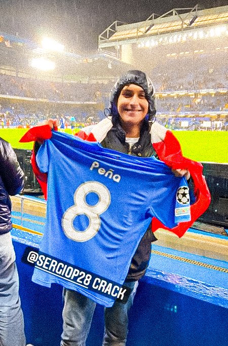 Barrio_Futbol's tweet photo. ¡GESTAZO! 🇵🇪❤️🇸🇪

Pese a la derrota, Sergio Peña no dudó en acercarse a un hincha peruano que lo fue a ver al Chelsea - Malmö en Londres y le regaló su camiseta con la cual jugó por primera vez como titular.

Un CRACK dentro y fuera de la cancha. 👏🏼

📸 mauricioalmaraz (IG)
#UCL https://t.co/TWRhiGXx1P