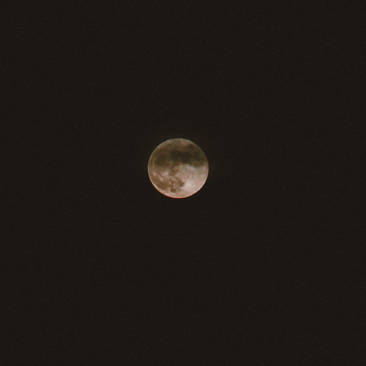 J_Fergz's tweet photo. Tonight’s moon in different edits! 📸📸: ME
The brightest is the original untouched https://t.co/Z9wy4Nkw02