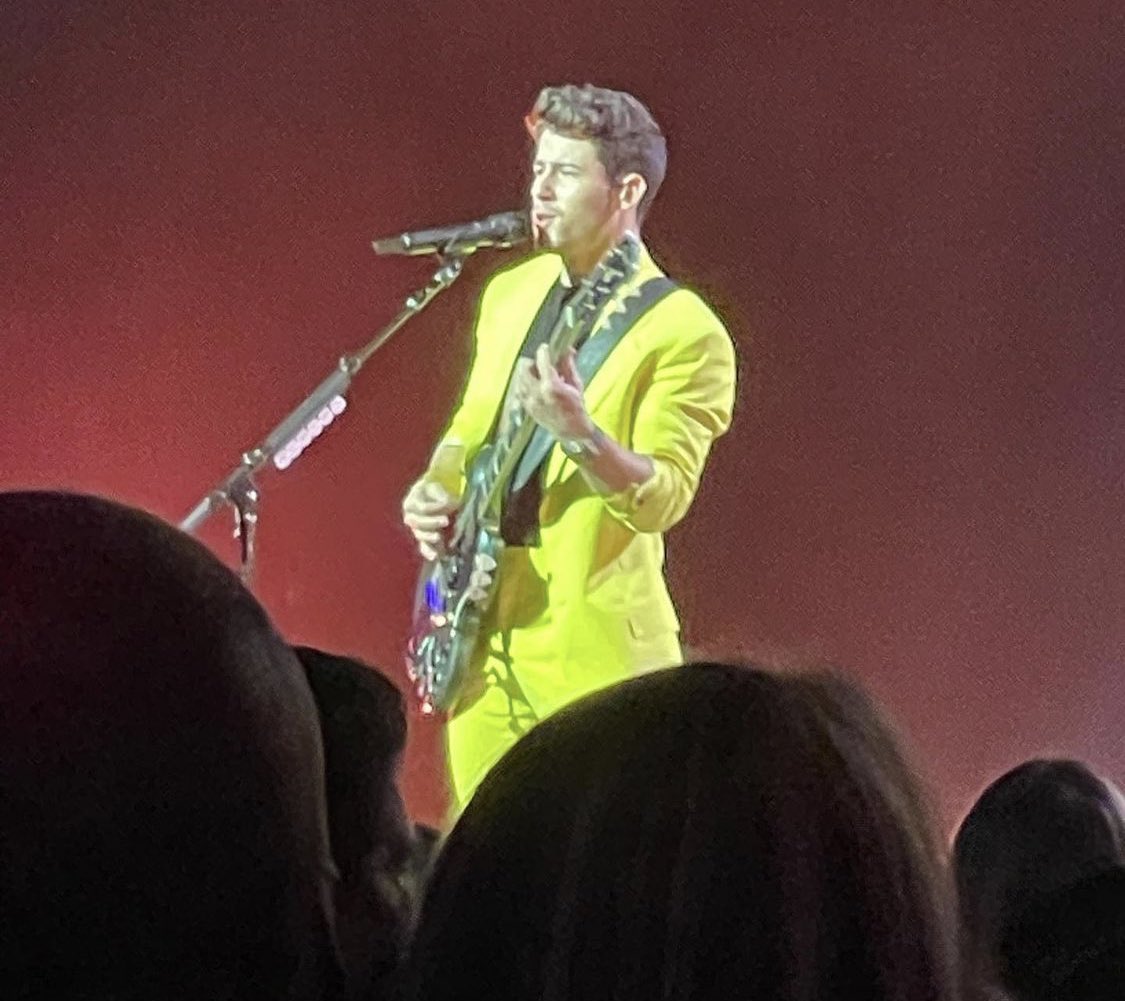 DailyNickJonas's tweet photo. 📸|| Nick tonight performing in New York for Robin Hood Benefit https://t.co/7F1iKNFprU