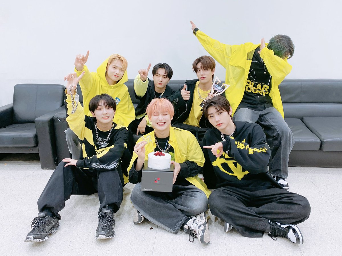 JAYHOON_rin's tweet photo. ショーチャンの衣装もかっこいい💛
大好きだな🥺✨

#ENHYPEN5thWin
#TamedDashed2ndWin
@ENHYPEN
@ENHYPEN_members https://t.co/l8DwYCOuQd