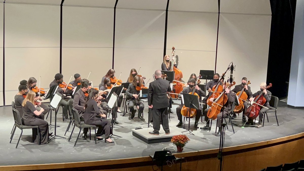oakridgeorch's tweet photo. So energizing to have a live audience for the first time in almost two years. Thank you, friends! #oakarts #oaklearns
📸: M Emmert https://t.co/gG5NEWz7gI
