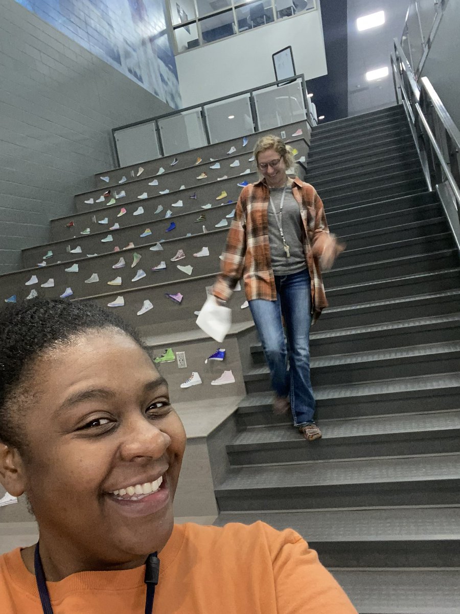 ZoeygraceF's tweet photo. United with the best students and staff around! @HaskettJH @PrincipalPaz @_RenaGeorge #WeAreHaskett https://t.co/w8gSaoLhRU