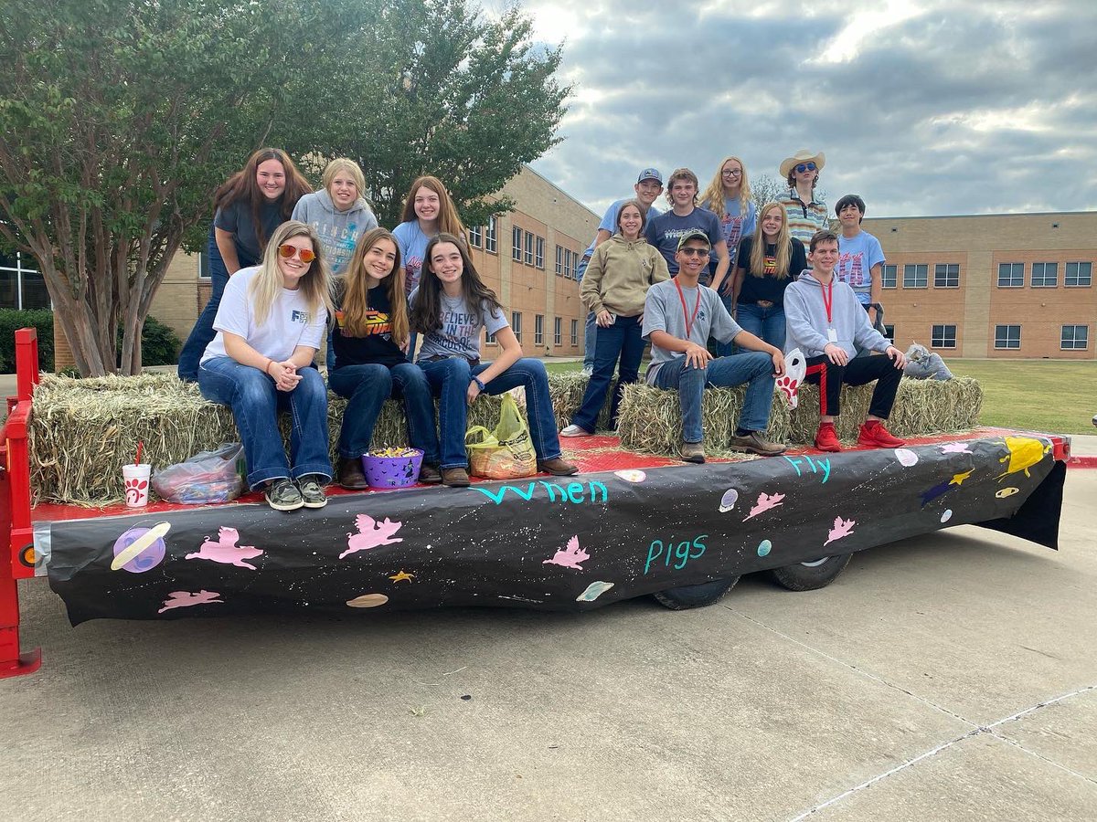 northwest_ffa's tweet photo. We participated in the Northwest High School homecoming parade and made a float for our FFA chapter! The theme was “when pigs fly”. We all had such an amazing time! https://t.co/9eOIfrlzzA