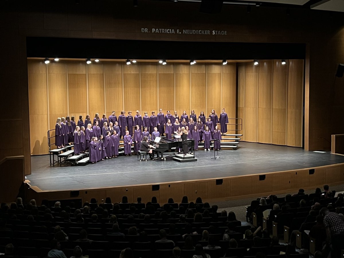 NHIChoirs's tweet photo. Shoutout to Beth Kauffeld and @OconHS Choirs on a wonderful first concert of the year!!! So great to see so many @NHI_Wolves alumni a part of the choirs!! #howcanikeepfromsinging #oconpride #singon #choirfamily @oconschools https://t.co/QEvwzBc9xy