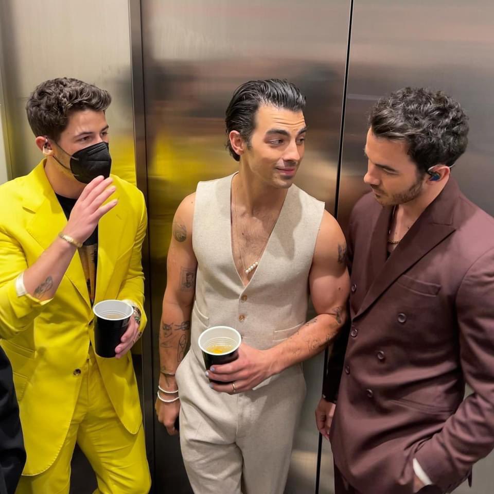 bestofjoej's tweet photo. jonas brothers,  2021 🔆 https://t.co/zvFOApa54q